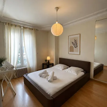 Tour Eiffel Alesia * باريس
